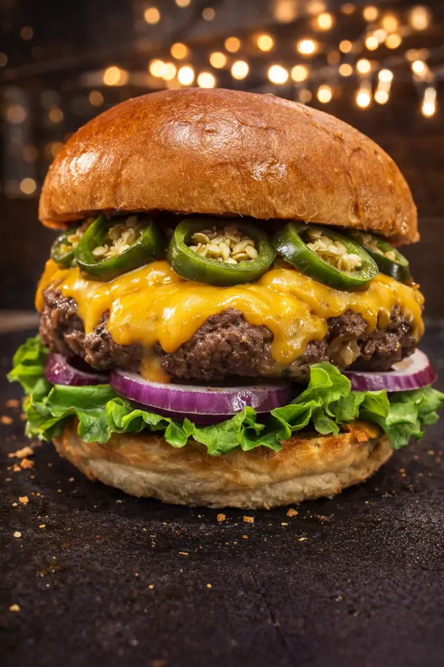 Scharfer Burger mit Jalapeño