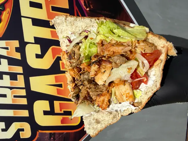 Duża tortilla giga z mięsem i dodatkami