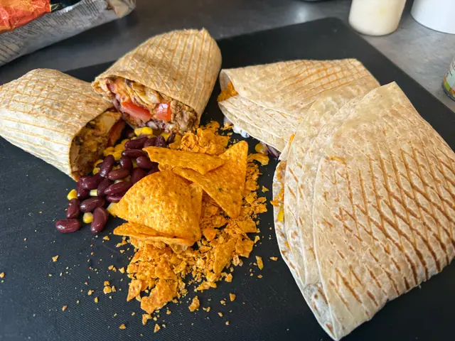 Zawinięte burrito z mięsem, warzywami i ostrym sosem