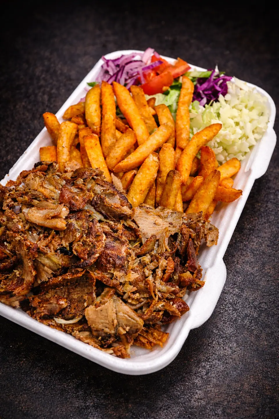 Talerz obiadowy z mięsem kebab, frytkami i warzywami