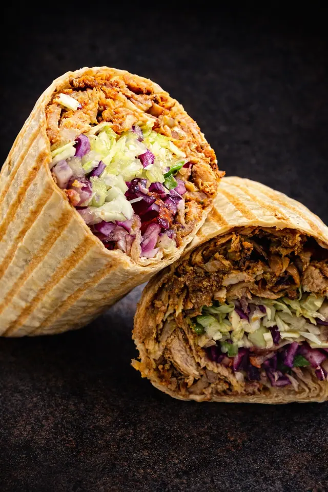 Mała tortilla z kebabem, przekrojona
