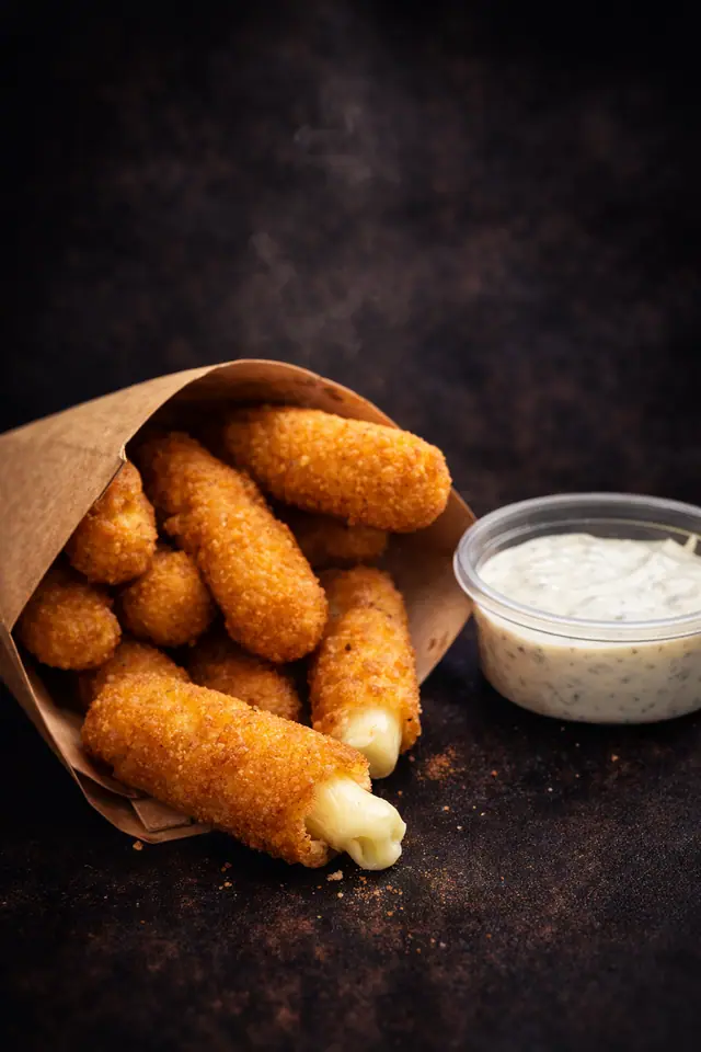 Mozzarella sticks z sosem